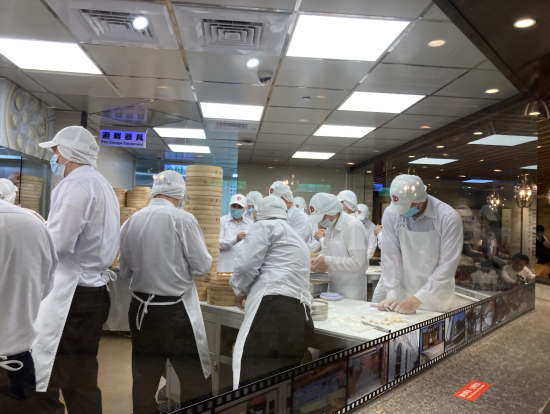 ものすごい数の調理人さんが小籠包を作る