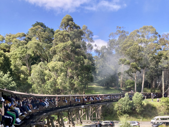 足を出して乗ります。