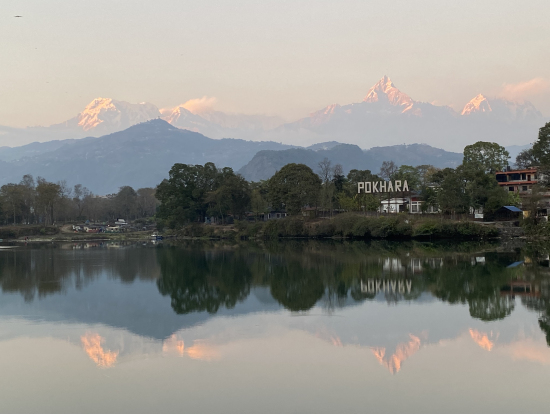 ポカラ ダムサイドの公園より