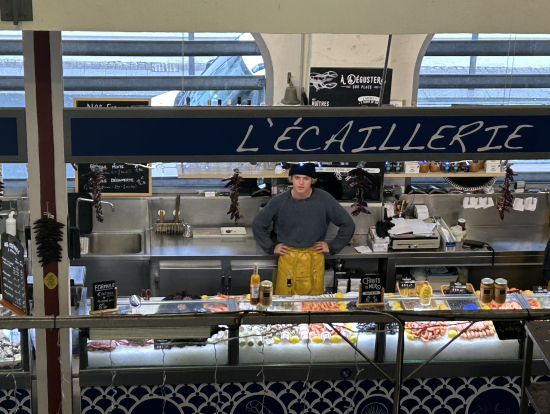 市場のお兄さん。ここで牡蠣を食べました