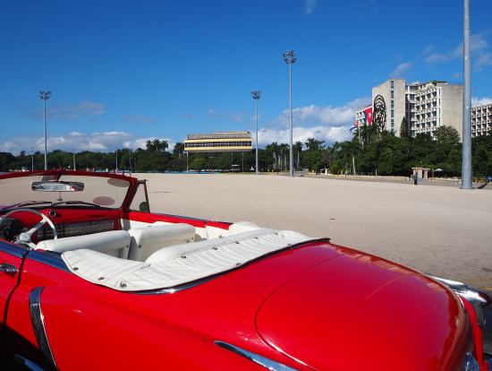 革命広場にて.クラシックカーとチェ・ゲバラ