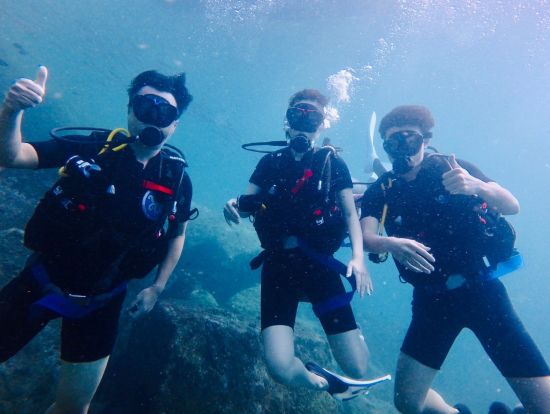 海中で集合写真