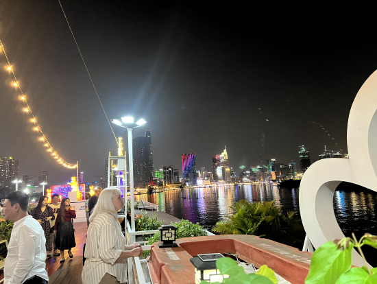 クルーズ船からの夜景。