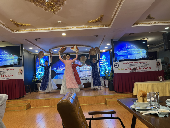 ディナークルーズのショー。