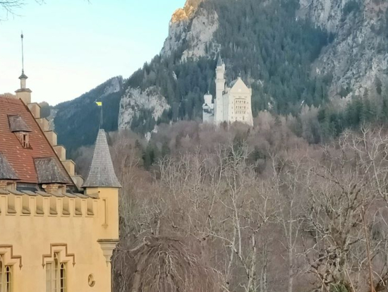 ホーエンシュヴァンガウ城からノイシュバンシュタイン城を望む