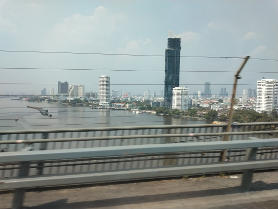 高速道路から見るバンコクは、とても発展している