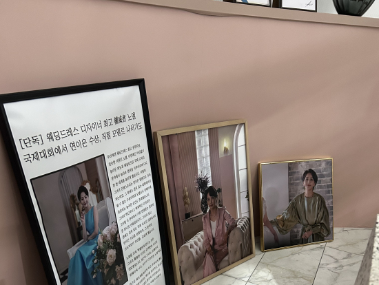 朝ドラのセットと女優さんの写真