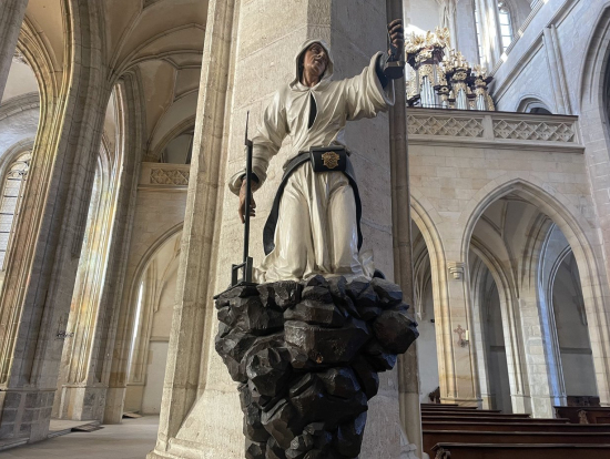 聖バルバラ教会内にあるランタンを持った鉱員像。この教会が鉱員のために建てられたものである象徴