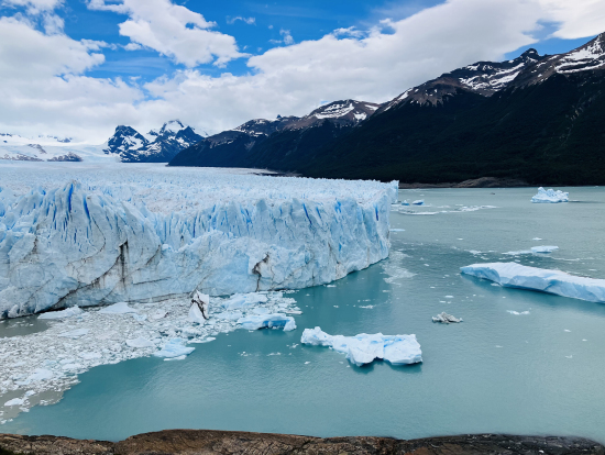 天気が良くなくても氷河のブルーは綺麗です
