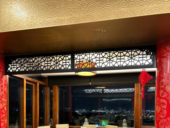 ジンロイティンからの夜景と店内