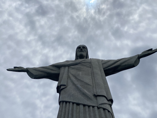 真下からみたキリスト像