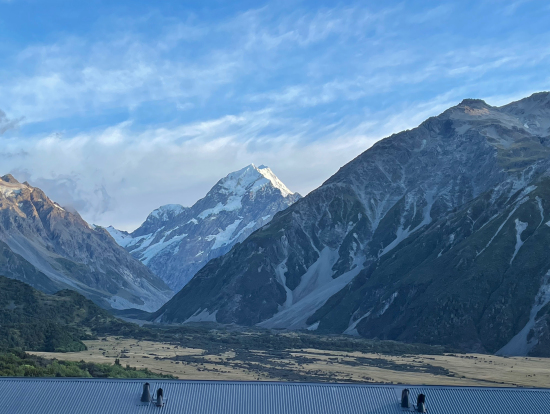 宿泊したハーミテージホテルの部屋からの朝のクック山