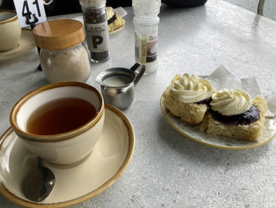 スコーンと紅茶、席から見える湖が良い朝を演出