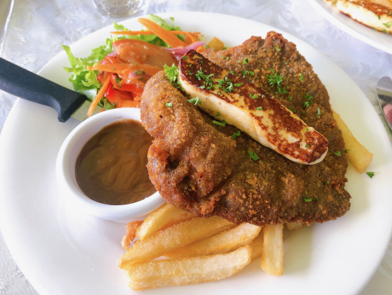 昼食の牛カツ、ボリューム満点です