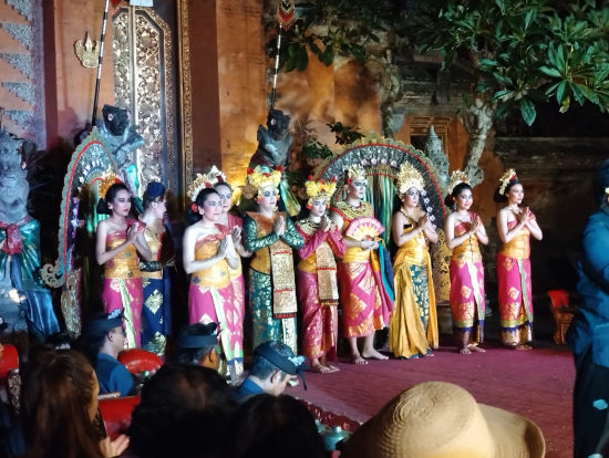 きらびやかなバリ舞踊