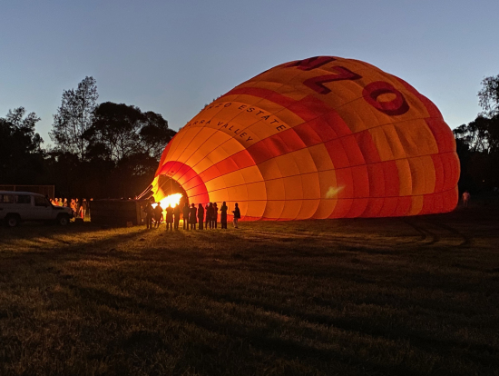気球を膨らませています