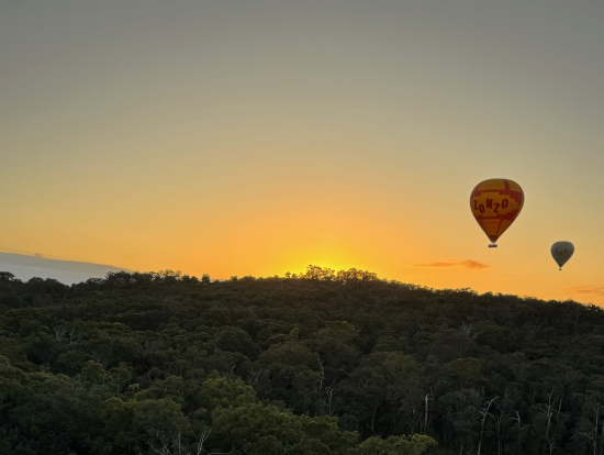 気球からの朝焼けと他の気球