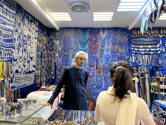 中東らしいアクセサリーが並びます