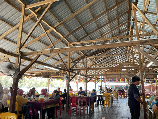 水上レストランで昼食