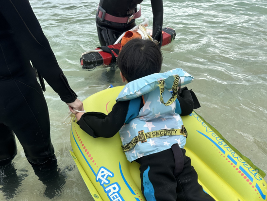 小さい子供はボムボートで