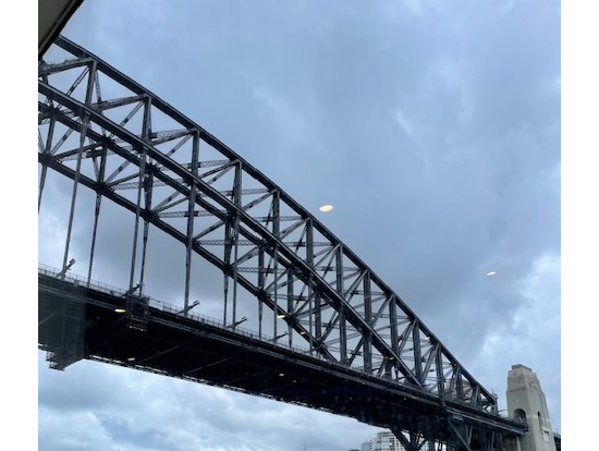 ハーバーブリッジ下を通過中