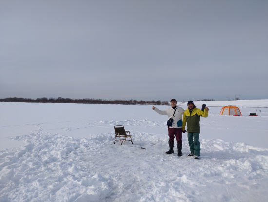 氷の厚さ1メートルのフィールドでガイドのお父さんと(#^.^#)