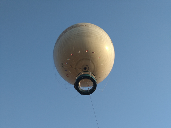 上空の気球を地上から撮影①