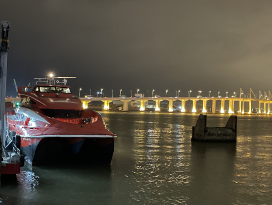 マカオフェリーターミナルにて。