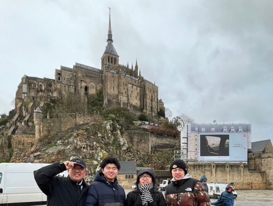 ガイドの濱口さん（右から２番目）と一緒に。