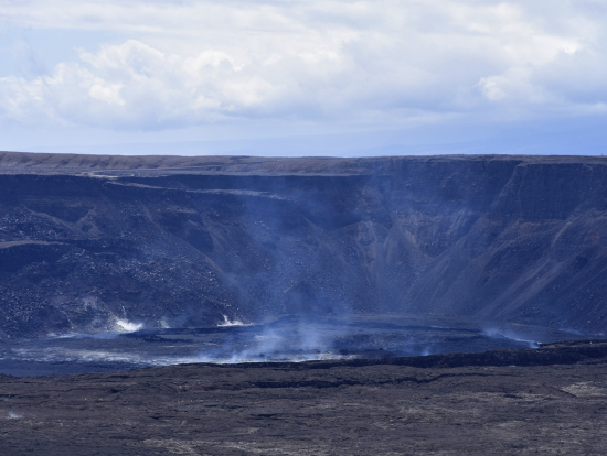 ボルケーノハウス側から見たハレマウマウ火口