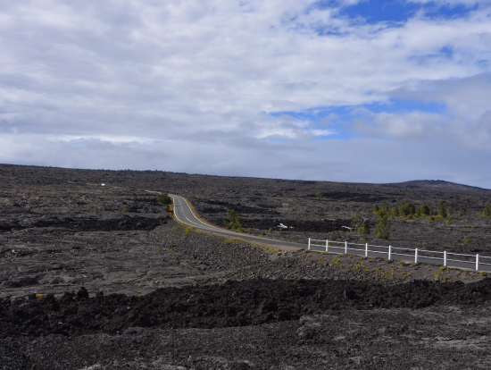 チェーン・オブ・クレーターズ・ロード（右端にマウナウル）