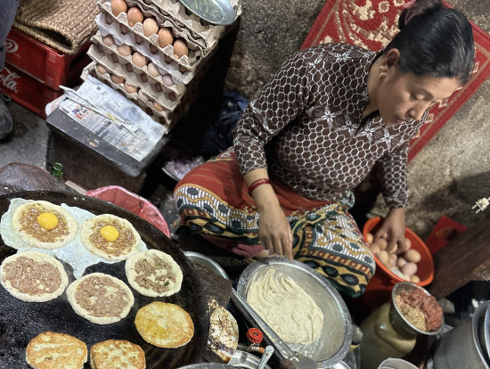 ガイドさんオススメの食堂でランチ