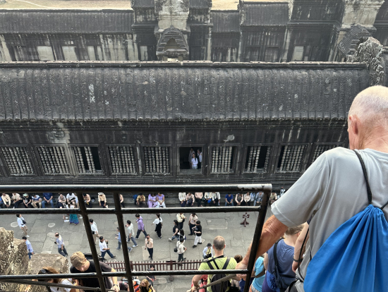 第三回廊に上る急峻な階段