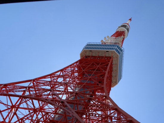 青空に映える東京タワー