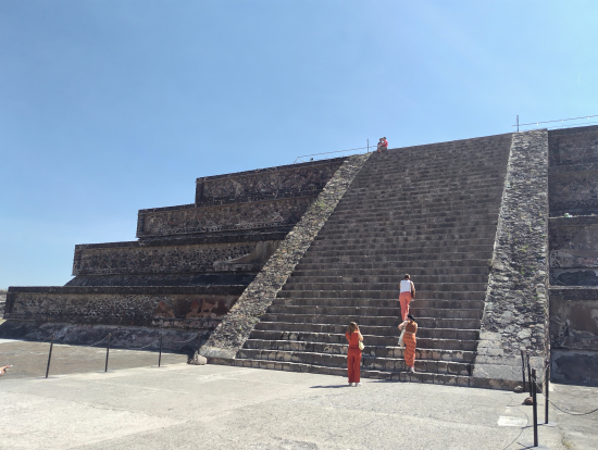 行きはよいよい・・・かなり急な階段なので足元に気をつけて