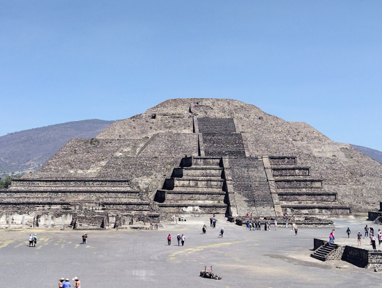 ついに来た！　月のピラミッド（登れません）