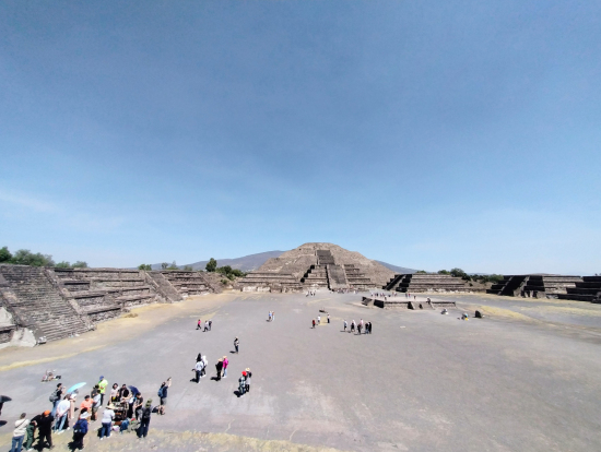 広くて長い死者の大通りと月のピラミッド