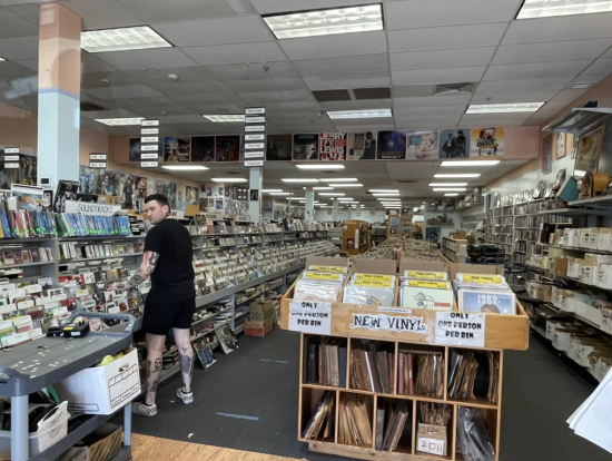 Hマートの近くに中古レコード屋さんも