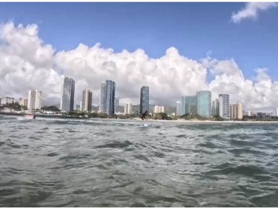 ワイキキの街に向かっての波乗り。