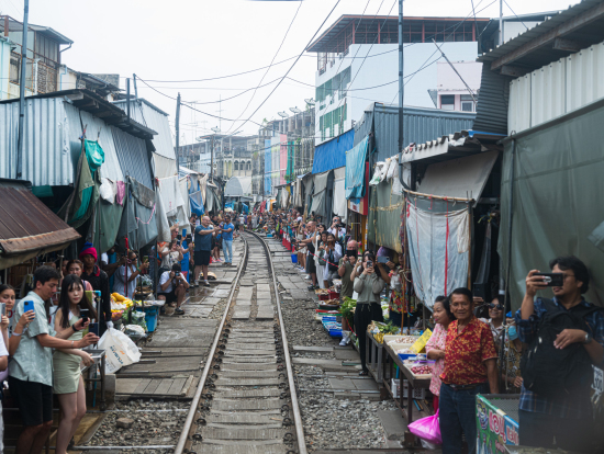 鉄道車内からの景色-走行中
