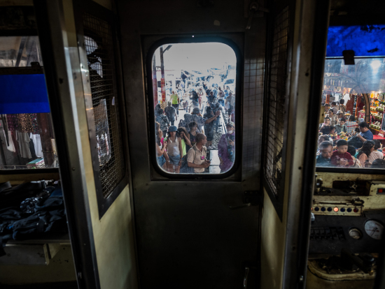 鉄道車内からの景色-ホーム内