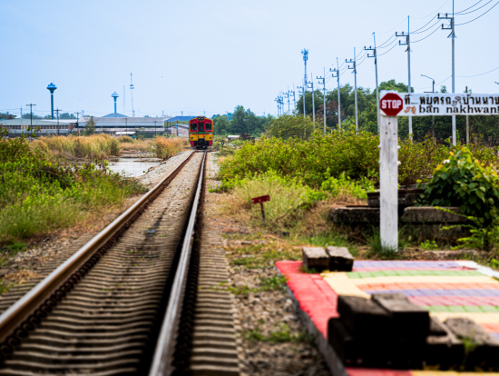 降車駅から見送る鉄道