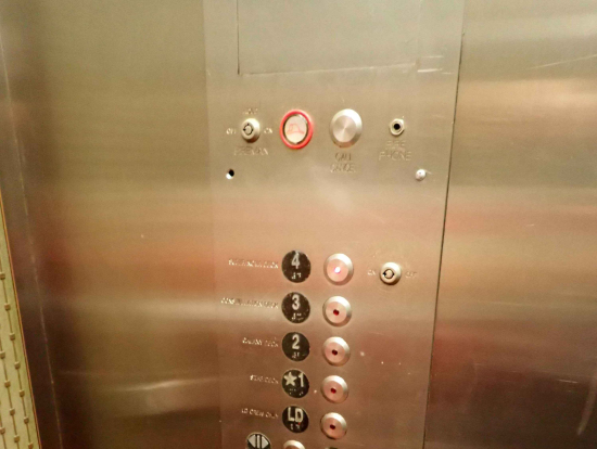 ２　エレベータで４Fへ