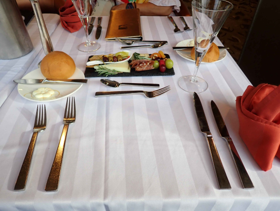 ３　テーブルセッティング