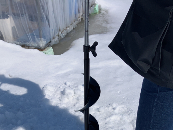 ドリルで穴あけ