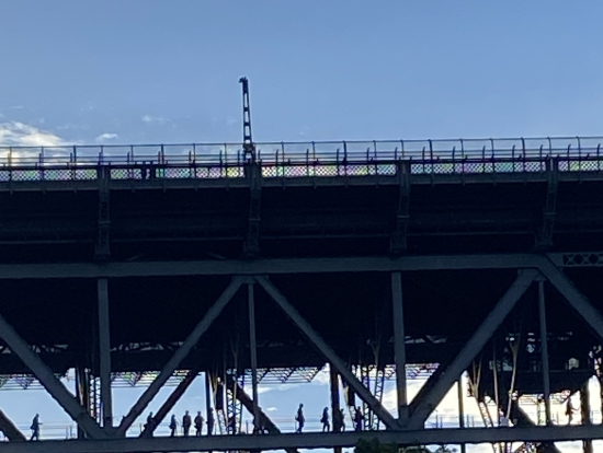 自分たちの写真を撮ることはできませんが、下の方に人の姿が見えます!