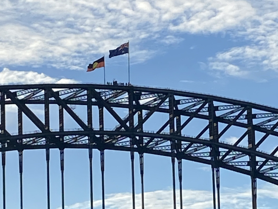 自分たちの写真を撮ることはできませんが、中央の旗の下に人が見えます!