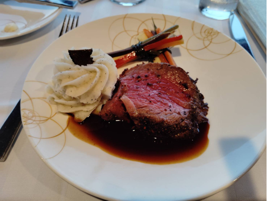 メインのテンダーロインビーフステーキ