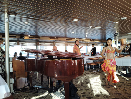 乗船直後に船室でのフラダンス