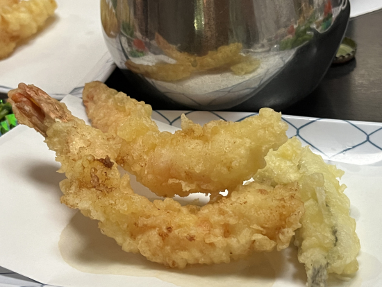 揚げたてのエビが2本